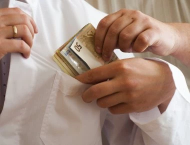 Εισαγγελική έρευνα: Γιατροί, τραπεζικοί λογαριασμοί και Novartis